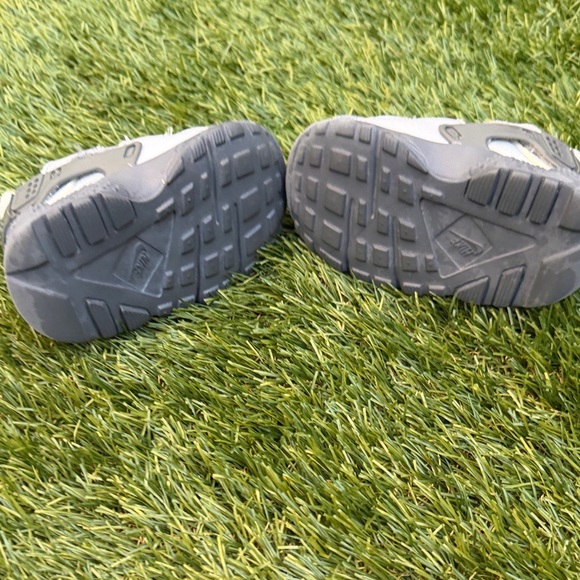 Toddler Nike Huarache gray sneakers - Picture 6 of 8